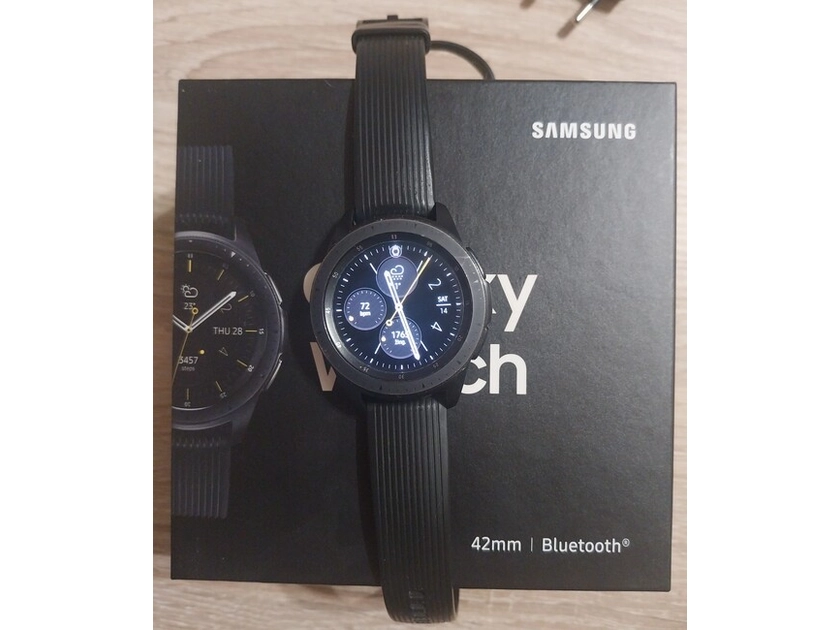  Parduodamas Samsung Galaxy Watch su visais priedais